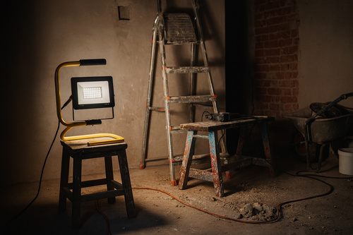 Przenośny naświetlacz LED 50W z uchwytem | Mobilny halogen roboczy 4750 lm IP66 – do warsztatu, budowy | 