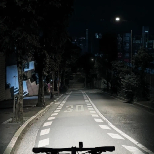 Lampka rowerowa LED 400 lm | Reflektor rowerowy z akumulatorem 2000 mAh | 05BQ0034