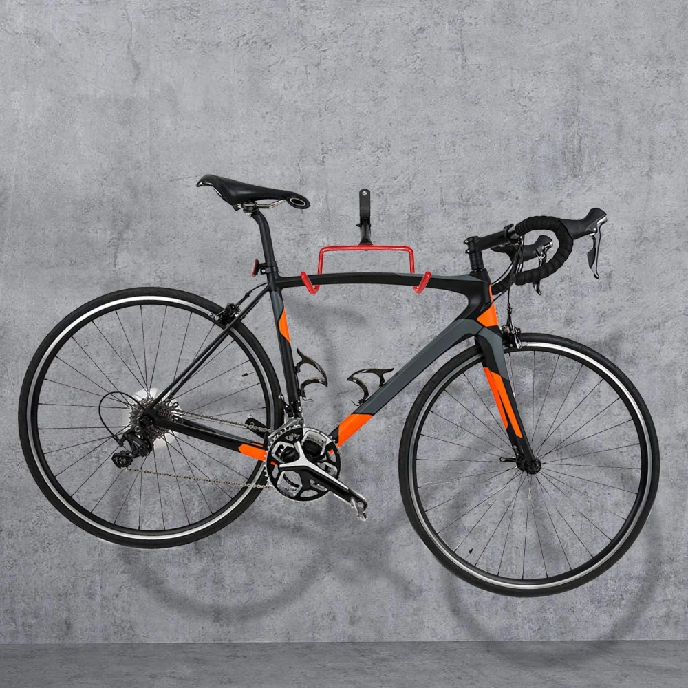 Rower górski wiszący na wieszaku w jasnym mieszkaniu przy drzwiach