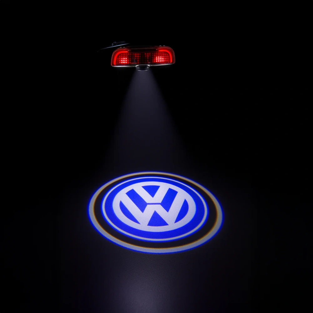 Een blauw Volkswagen-logo geprojecteerd op een donker oppervlak.