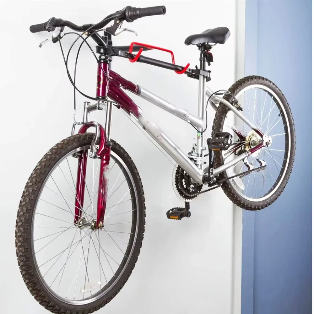 Rower szosowy na wieszaku na tle surowej betonowej ściany